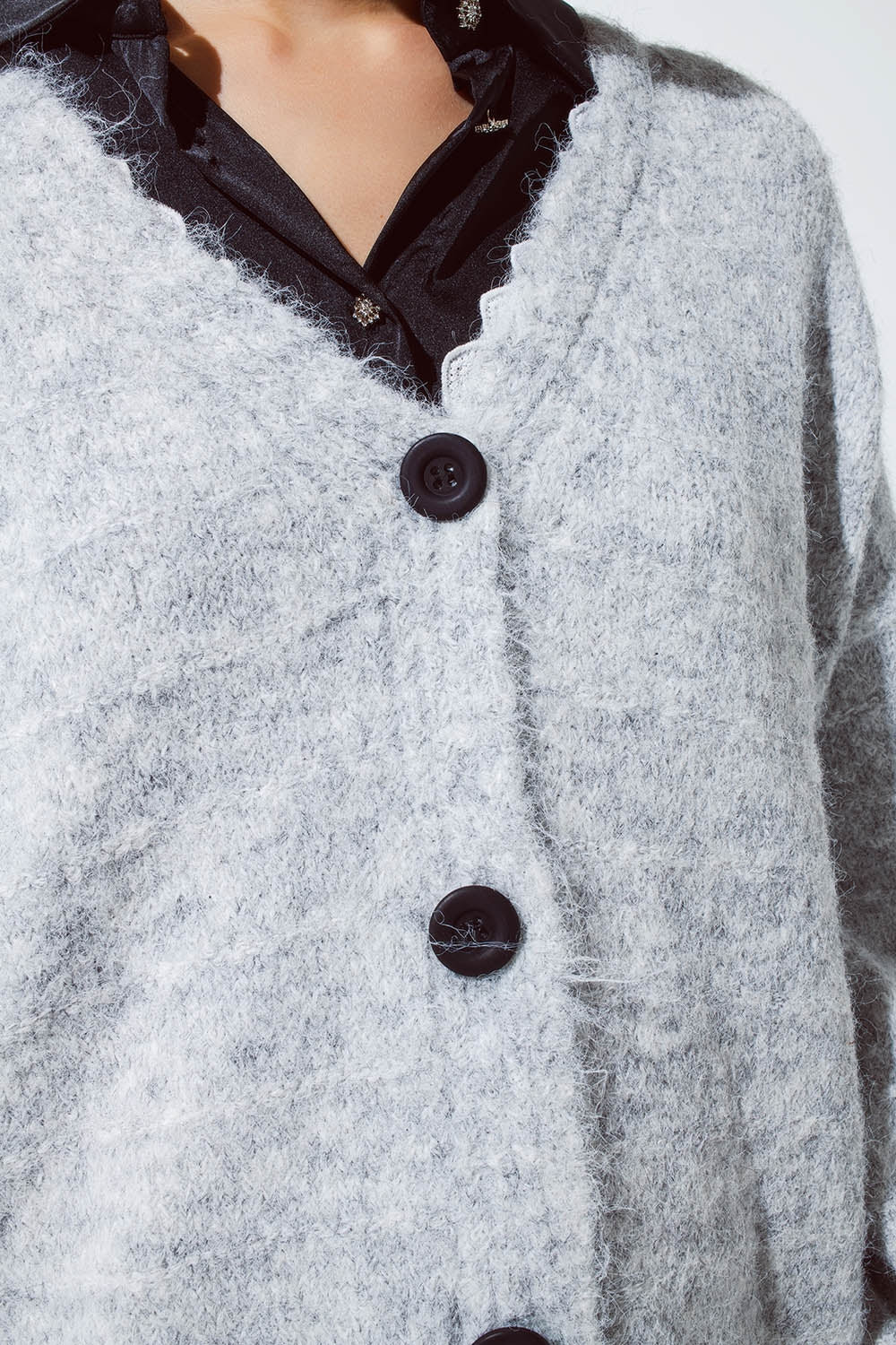 Grijze cardigan met een diepe V-hals en kantdetails
