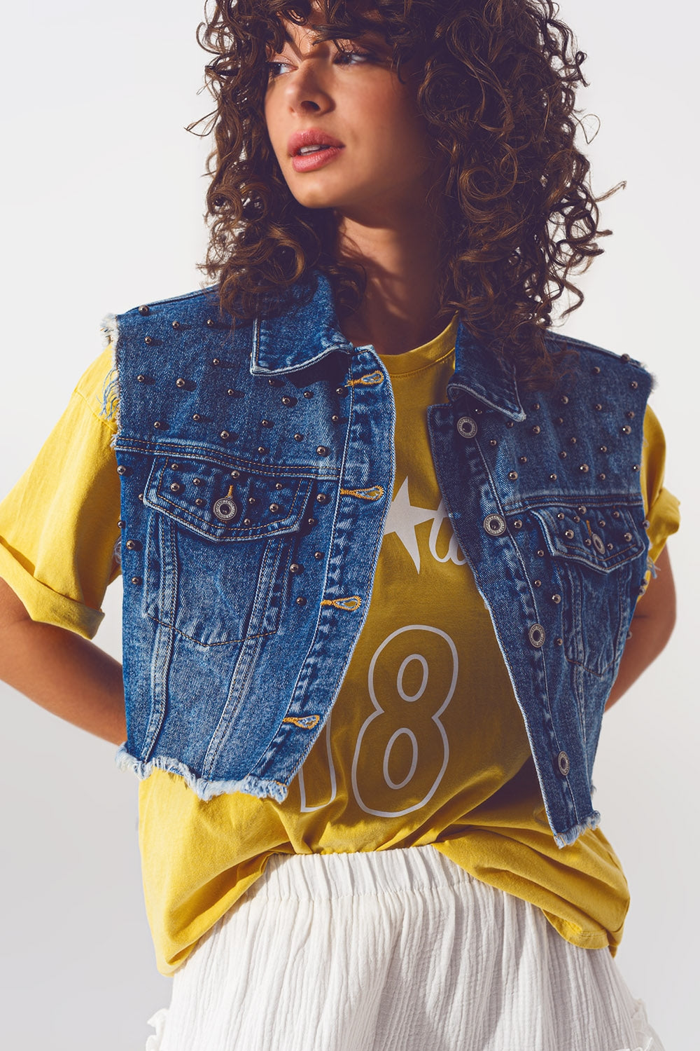 Cropped Studded Denim Vest in Blauw