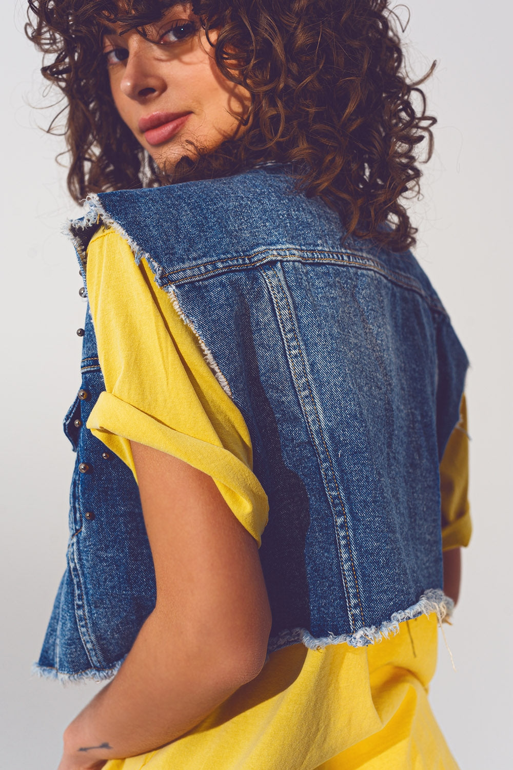 Cropped Studded Denim Vest in Blauw