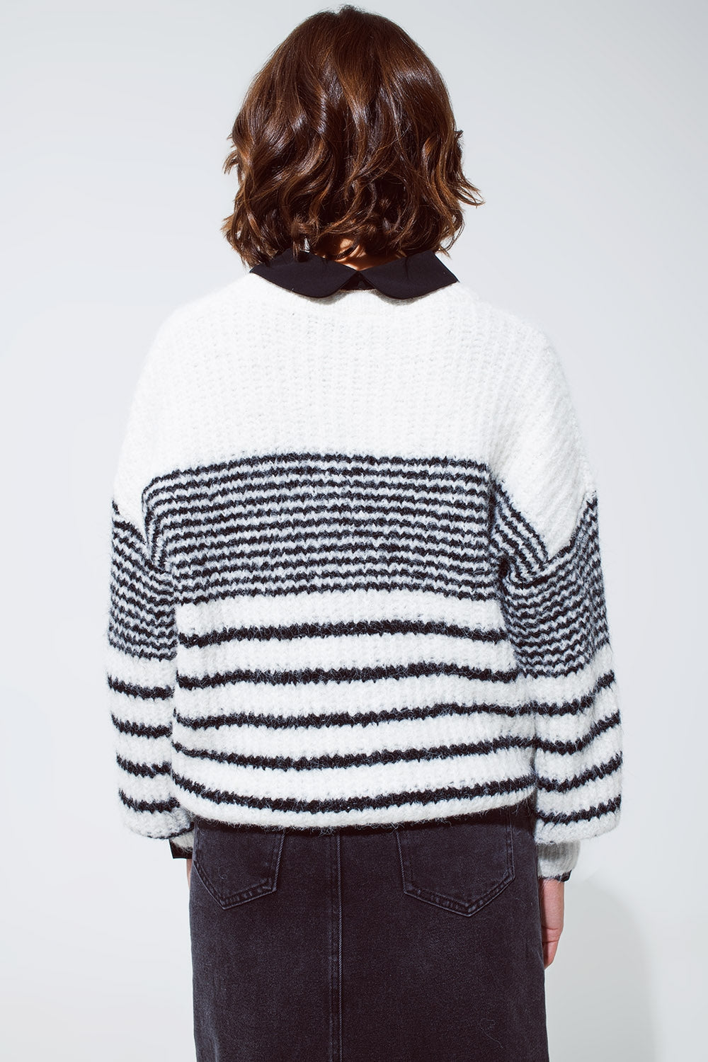 Fluffy Crewneck Trui met Dunne Strepen - Wit en Zacht Comfort