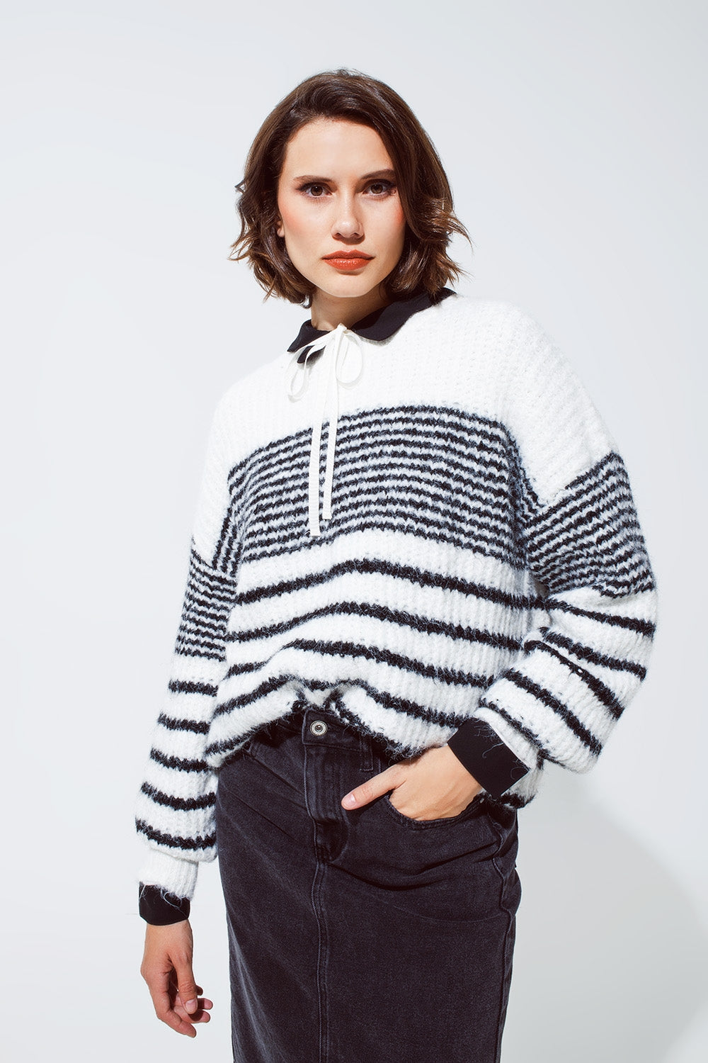 Fluffy Crewneck Trui met Dunne Strepen - Wit en Zacht Comfort