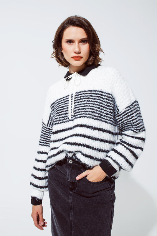 Fluffy Crewneck Trui met Dunne Strepen - Wit en Zacht Comfort