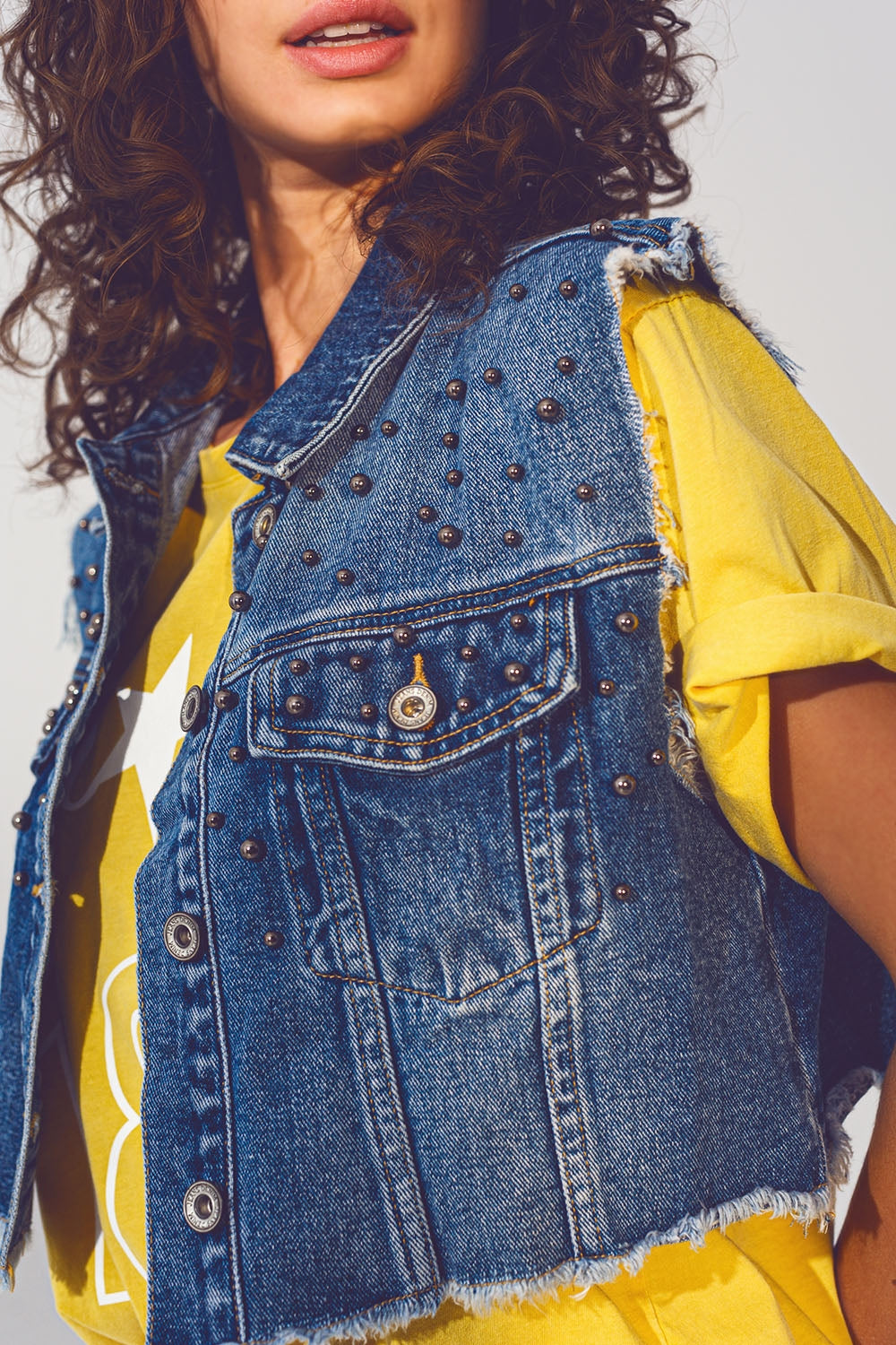Cropped Studded Denim Vest in Blauw