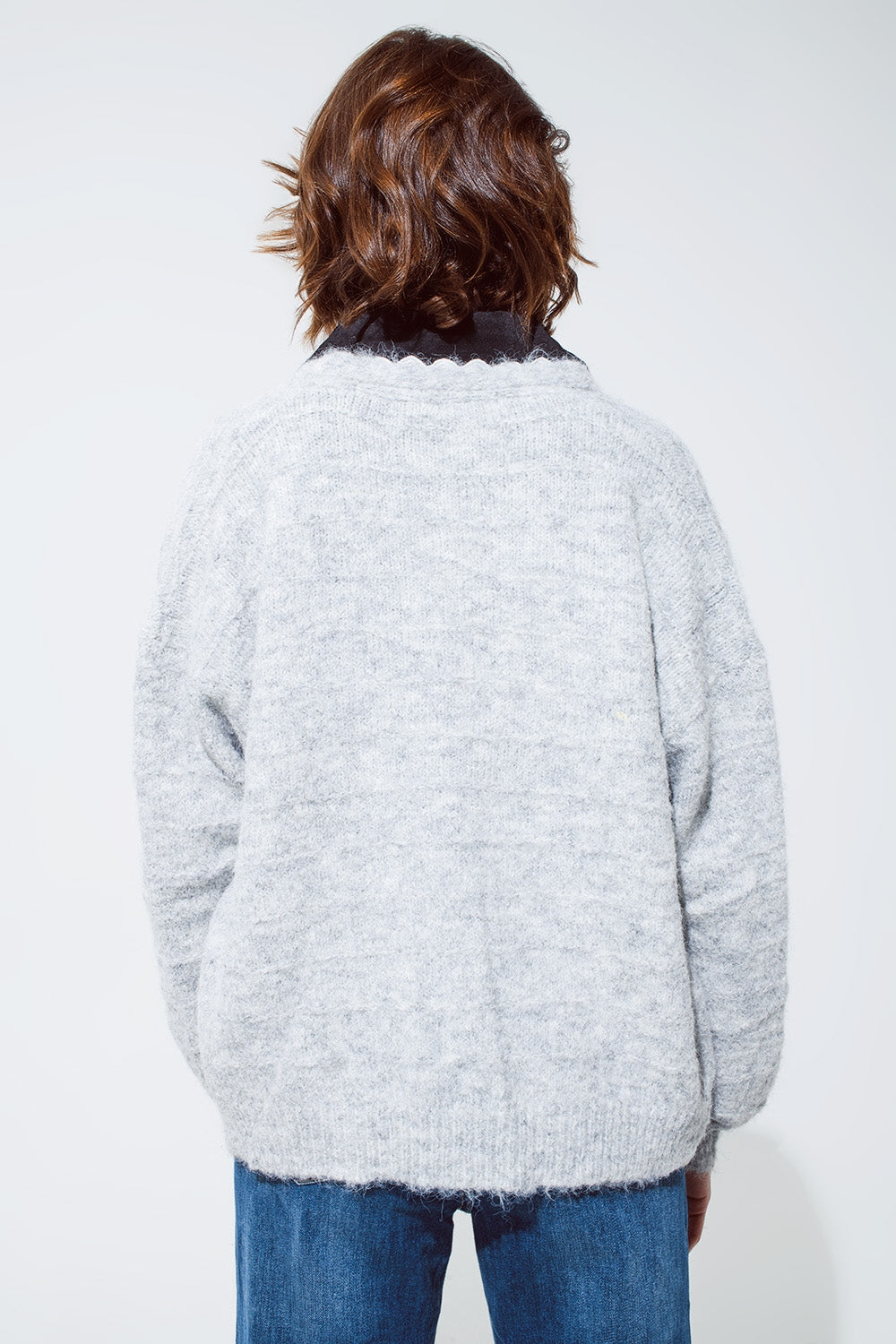 Grijze cardigan met een diepe V-hals en kantdetails