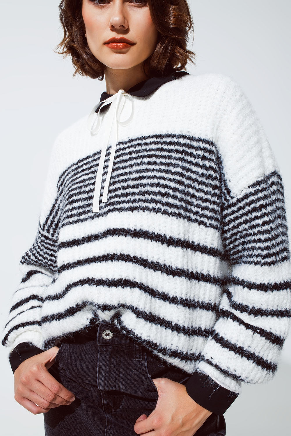 Fluffy Crewneck Trui met Dunne Strepen - Wit en Zacht Comfort