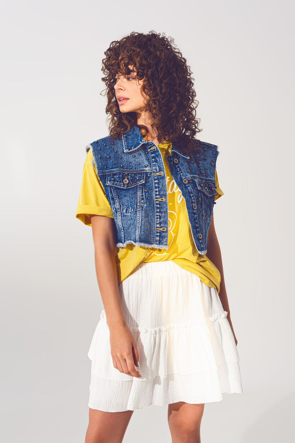 Cropped Studded Denim Vest in Blauw