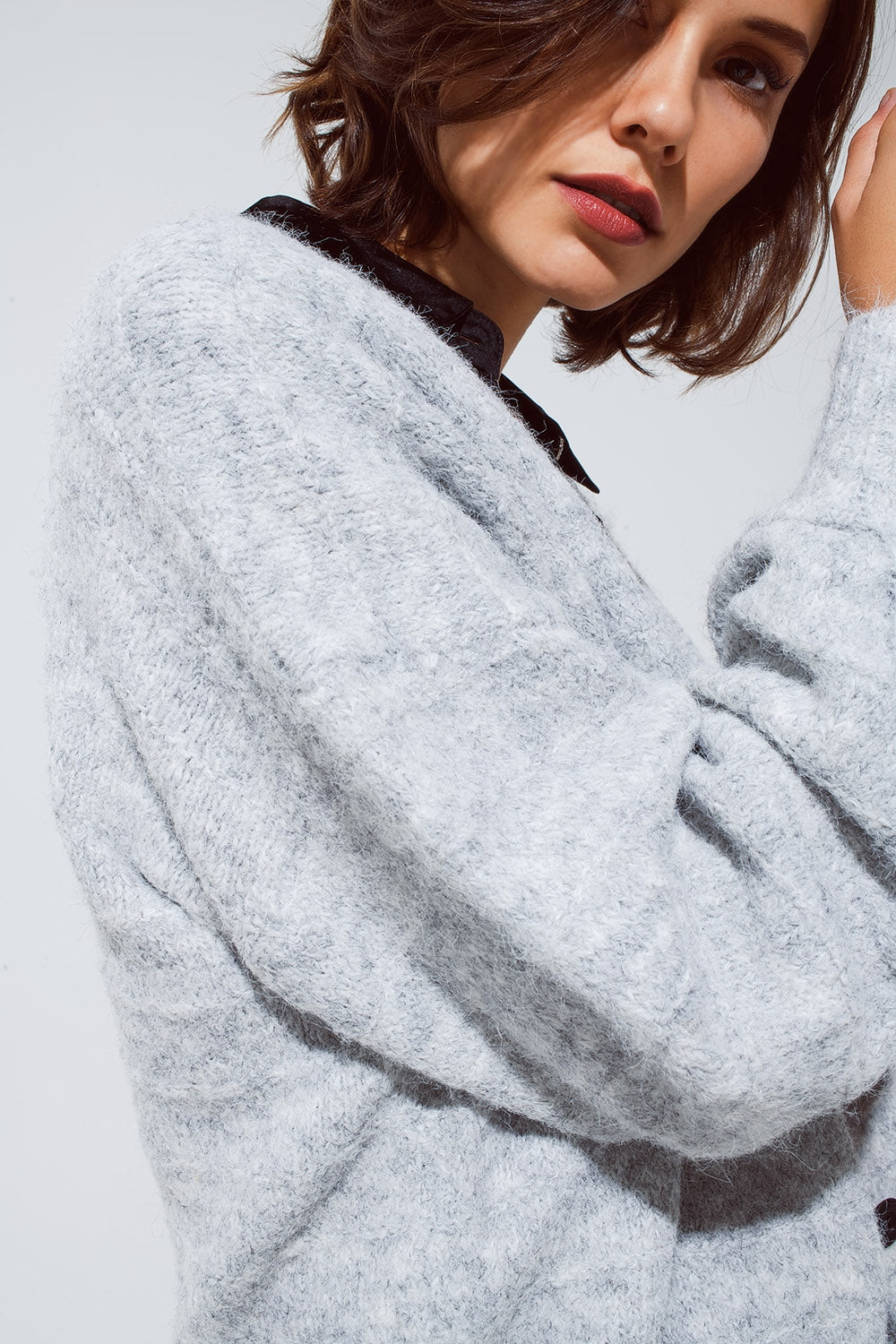 Grijze cardigan met een diepe V-hals en kantdetails