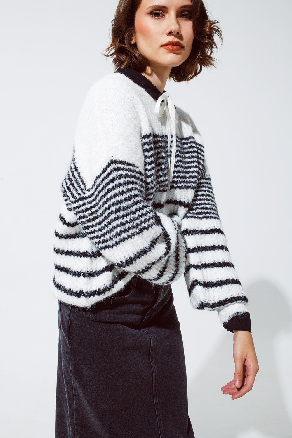 Fluffy Crewneck Trui met Dunne Strepen - Wit en Zacht Comfort