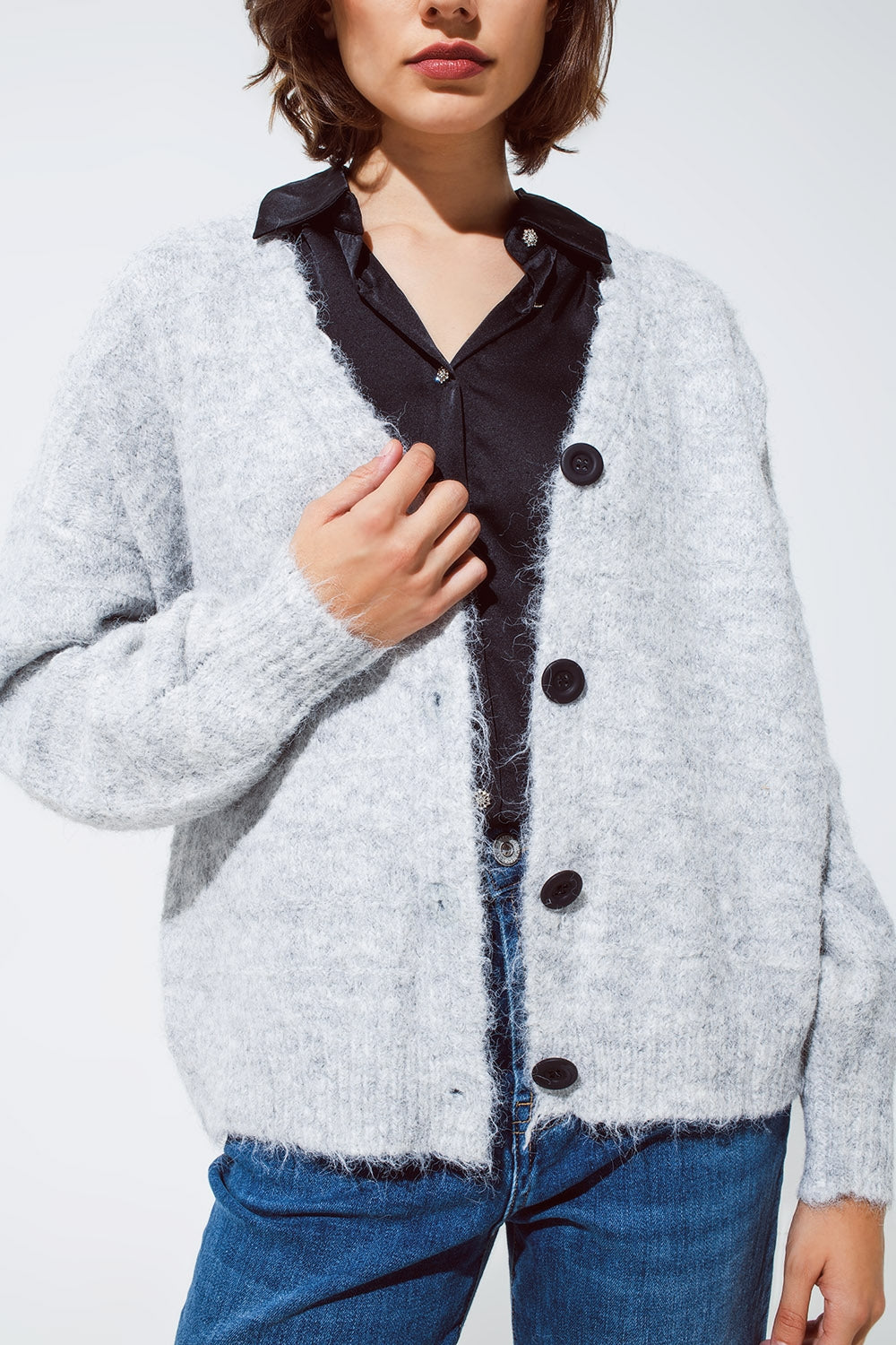 Grijze cardigan met een diepe V-hals en kantdetails