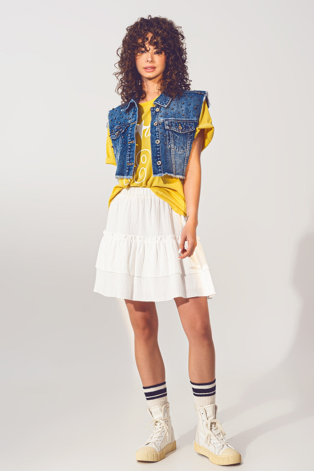 Cropped Studded Denim Vest in Blauw